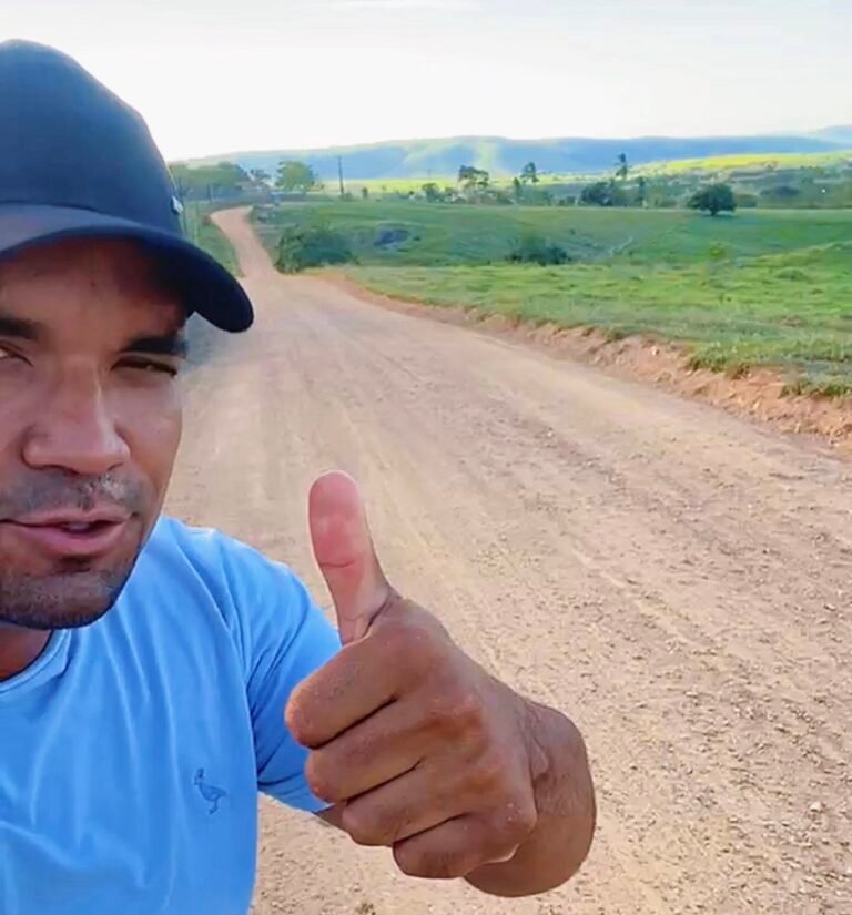 Morador grava vídeo e parabeniza gestão do prefeito Galego pela qualidade de obra em estrada que liga povoados