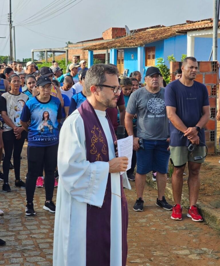 Paróquia Nossa Senhora do Amparo realiza Caminhada Penitencial com destino ao povoado Barro Preto na manhã da Sexta-feira Santa em Riachão do Dantas