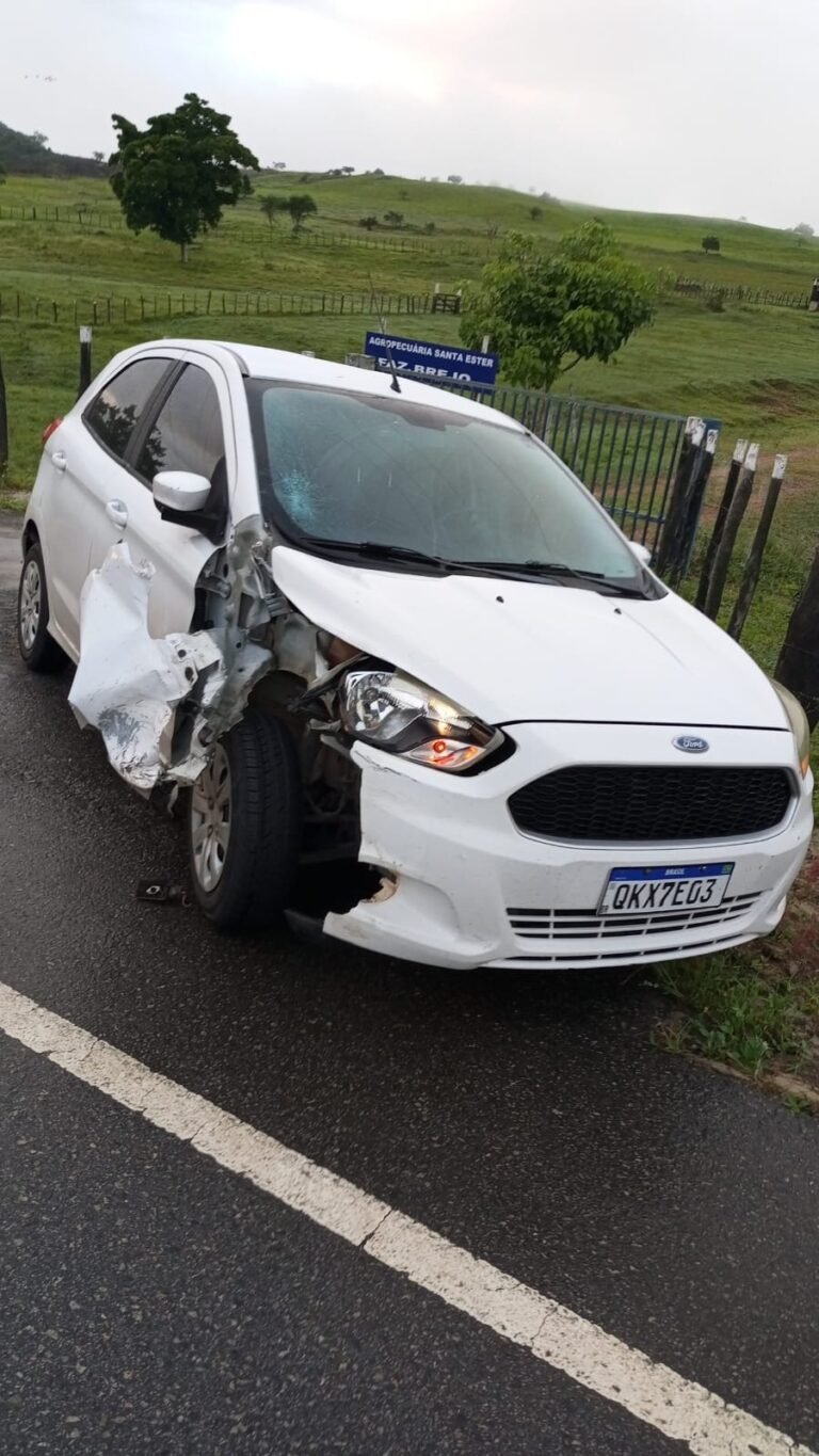 Colisão entre carro e moto deixa motocicleta destruída nas proximidades do povoado Tanque Novo, em Riachão do Dantas