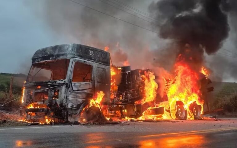 Um caminhão pegou fogo e ficou destruído na rodovia que liga os municípios de Riachão do Dantas e Lagarto, neste domingo (19).