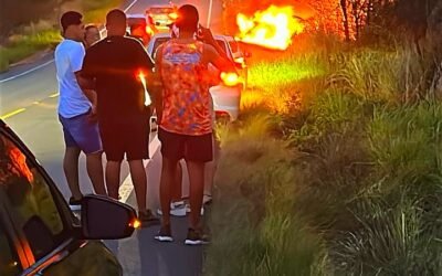 Carro pega fogo na estrada de acesso ao povoado Tanque Novo, em Riachão do Dantas, no início da noite deste domingo, 18 de outubro; não houve feridos