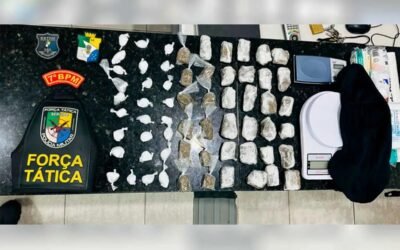 Uma ação da Polícia Militar resultou na apreensão de drogas e materiais relacionados ao tráfico de entorpecentes na noite desta terça-feira (20), no povoado Tanque Novo, zona rural de Riachão do Dantas.