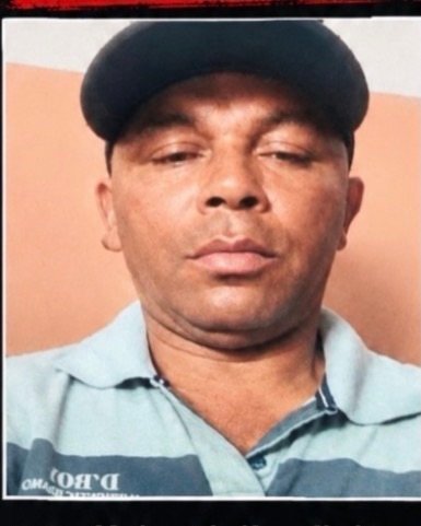 Mulher é morta no povoado Água Boa, em Riachão do Dantas, em caso tratado como feminicídio; Polícia Civil divulga imagem de suspeito foragido e pede ajuda da população para localizá-lo